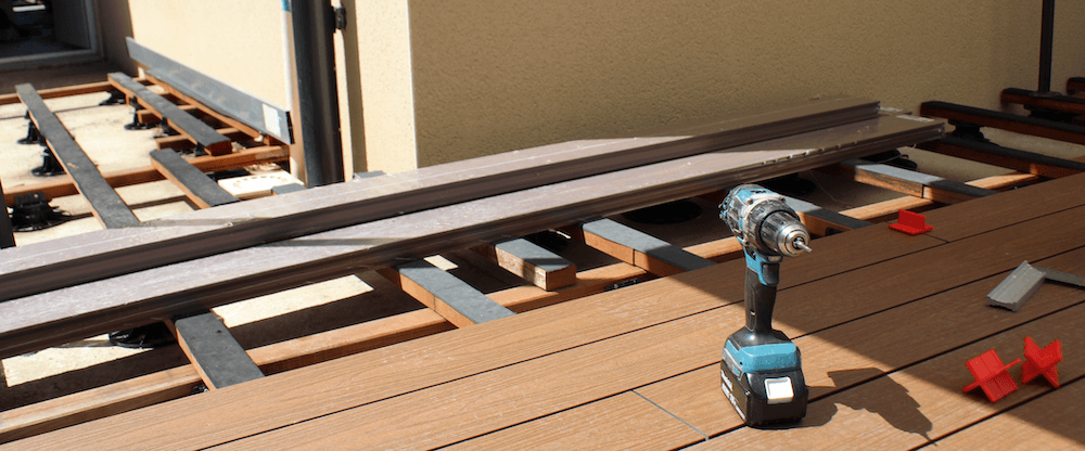 Pose Lame Composite Sur Dalle Béton Sans Lambourde 5 étapes pour la pose de terrasse composite sur dalle beton | Neowood